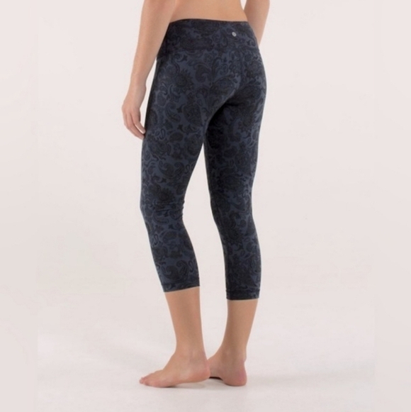 Lululemon Wunder Under blue black paisley crop leggings - Picture 2 of 10